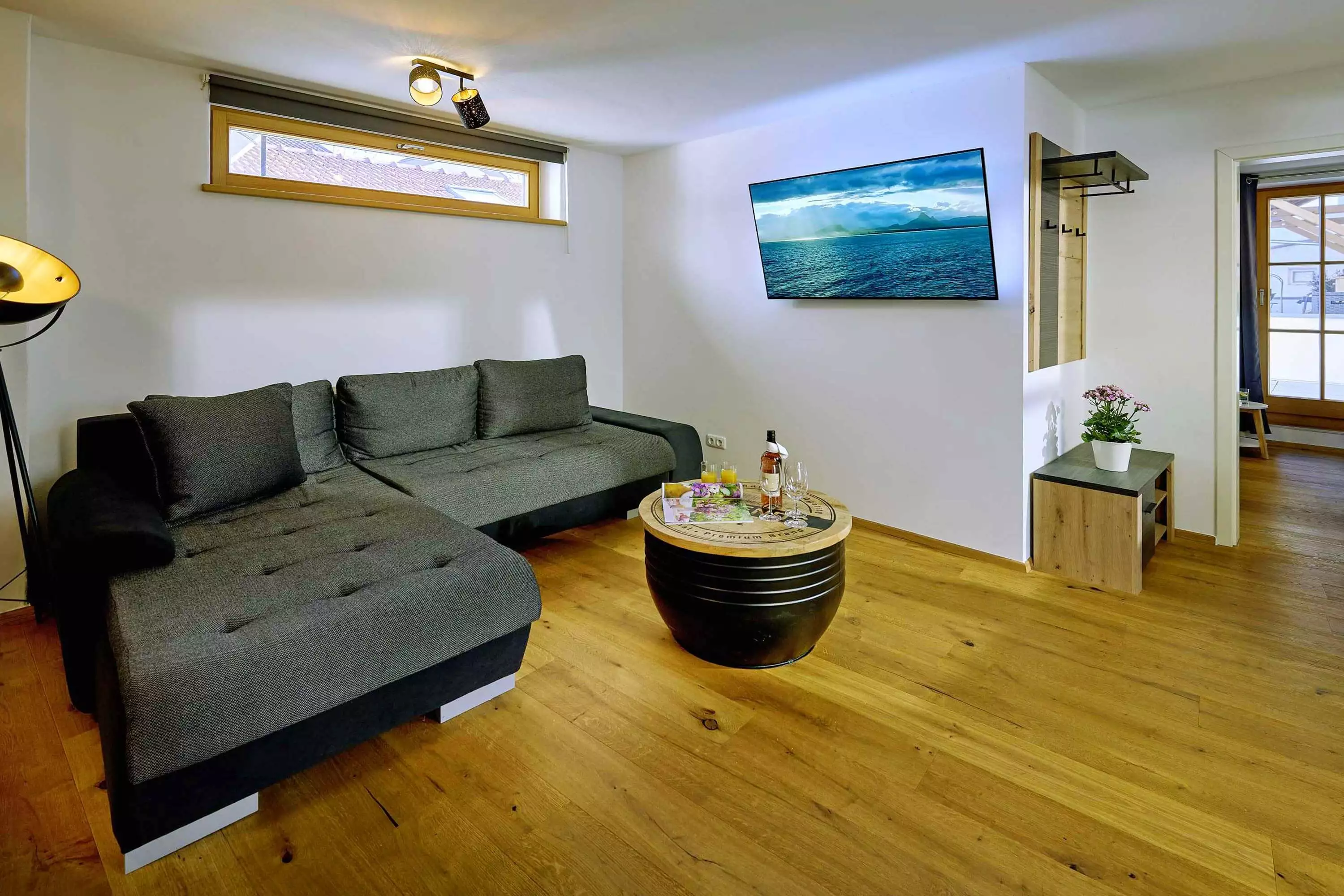 modern eingerichtete FeWo Schindler Wohnraum im Wanderurlaub