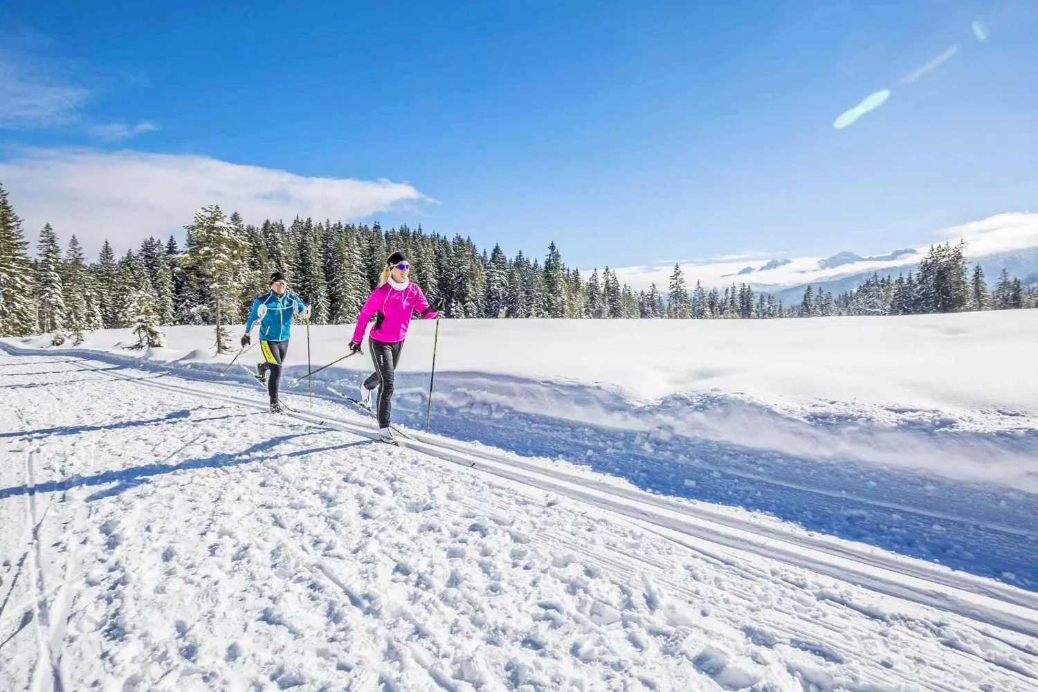 Schneeschuhwandern Eislaufen Langlaufen Schneespaß Winterurlaub